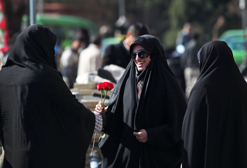 (تصاویر) اهدای گل به زنان چادری (تصاویر) اهدای گل به زنان چادری