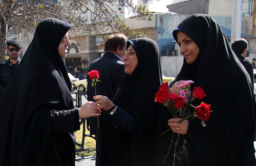(تصاویر) اهدای گل به زنان چادری (تصاویر) اهدای گل به زنان چادری