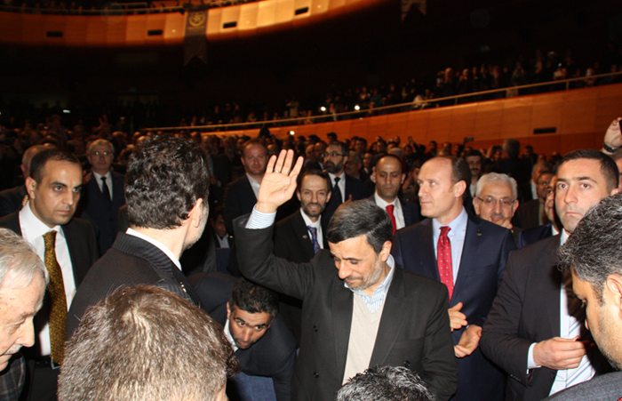 (تصاویر) روایت پایگاه احمدینژاد از سخنرانی بورسا (تصاویر) روایت پایگاه احمدینژاد از سخنرانی بورسا
