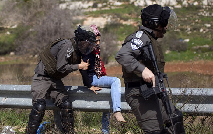 (تصاویر) بازداشت دختر فلسطینی با پای برهنه