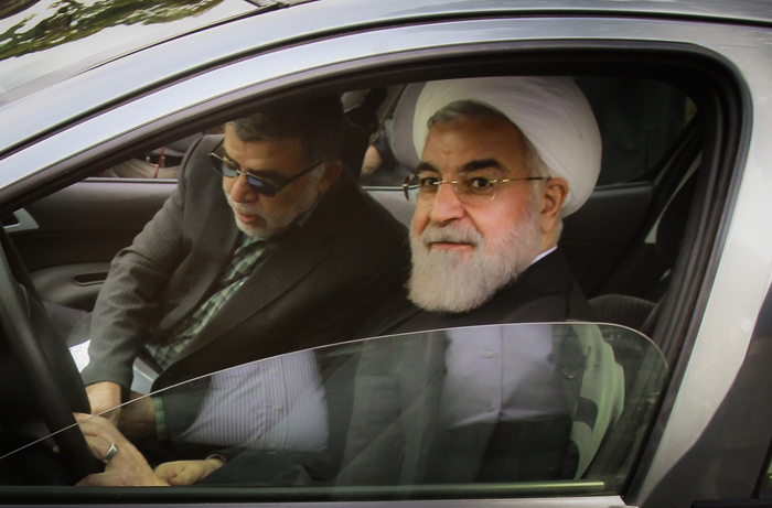 (تصاویر) حسن روحانی پشت فرمان (تصاویر) حسن روحانی پشت فرمان