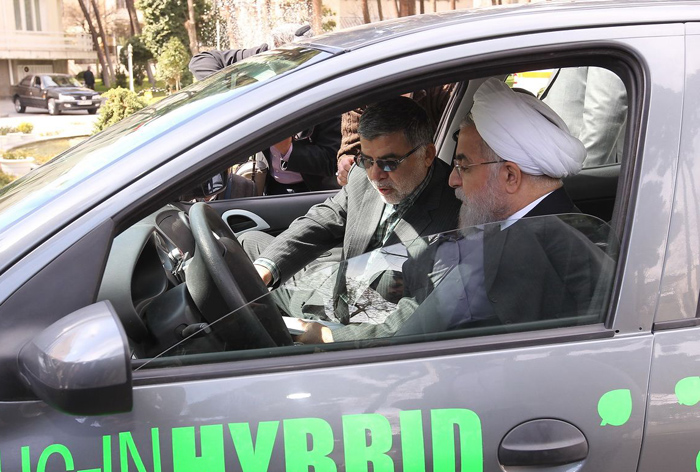 (تصاویر) حسن روحانی پشت فرمان (تصاویر) حسن روحانی پشت فرمان