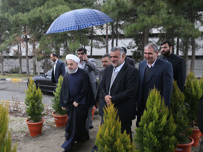 (تصاویر) کشت نهال توسط روحانی (تصاویر) کشت نهال توسط روحانی