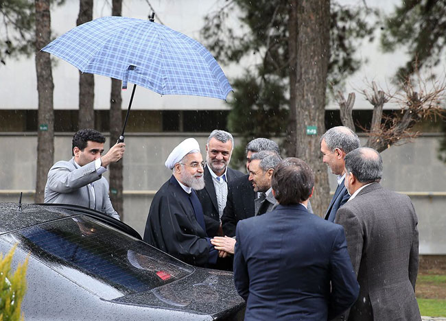 (تصاویر) کشت نهال توسط روحانی (تصاویر) کشت نهال توسط روحانی
