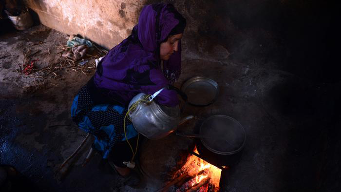 (تصاویر) زندگی زن افغان بدون دست