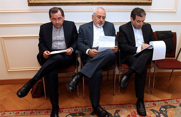 (تصاویر) تیم هستهای ایران در حال خواندن متن تفاهم (تصاویر) تیم هستهای ایران در حال خواندن متن تفاهم