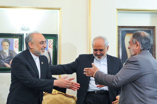 (تصاویر) استقبال از ظریف پس از ورود به کشور (تصاویر) استقبال از ظریف پس از ورود به کشور