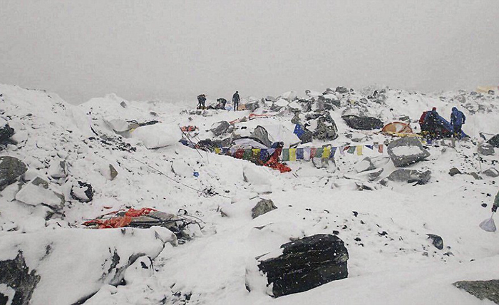 (تصاویر) مرگ 17کوهنورد اورست در زلزله (تصاویر) مرگ 17کوهنورد اورست در زلزله