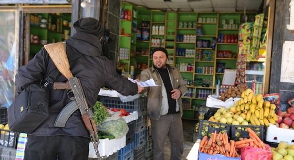 (تصاویر) توزیع روزنامه داعش (تصاویر) توزیع روزنامه داعش