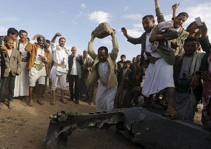 (تصاویر) سقوط جنگنده سعودی در یمن (تصاویر) سقوط جنگنده سعودی در یمن
