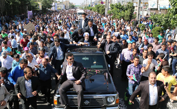 (تصاویر) استقبال از روحانی در غرب تهران (تصاویر) استقبال از روحانی در غرب تهران