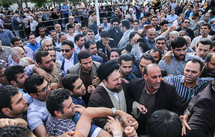(تصاویر) قربانی گاو پیش پای یادگار امام (تصاویر) قربانی گاو پیش پای یادگار امام