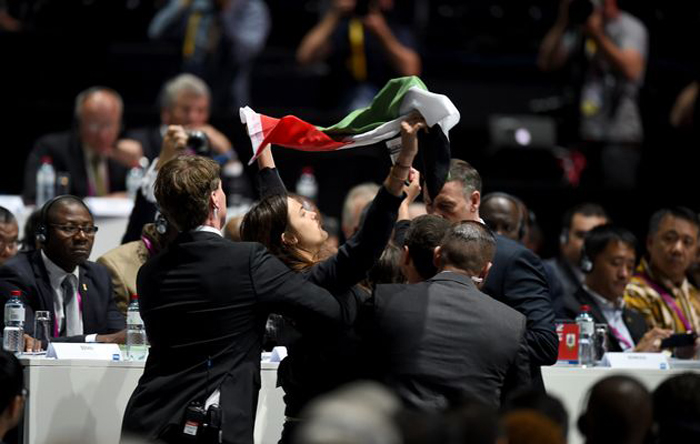 (تصاویر) دو زن معترض فلسطینی در نشست فیفا (تصاویر) دو زن معترض فلسطینی در نشست فیفا