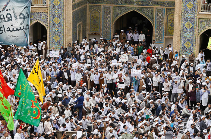 (تصاویر) تجمع منتقدان روند مذاکرات در فیضیه (تصاویر) تجمع منتقدان روند مذاکرات در فیضیه