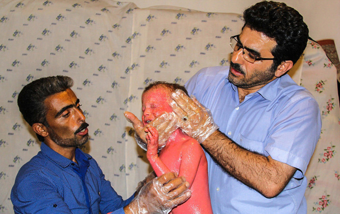 (تصاویر) کمک یک پزشک به (تصاویر) کمک یک پزشک به