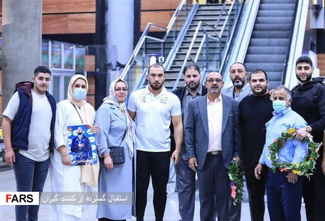 (عکس) استقبال خانواده امیر حسین زارع از او در فرودگاه