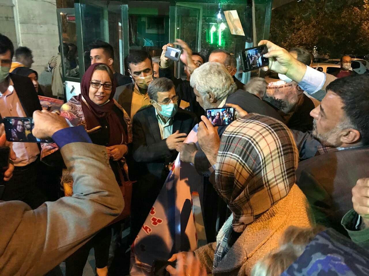 (تصاویر) جشن تولد محمود احمدی‌نژاد در محله نارمک!