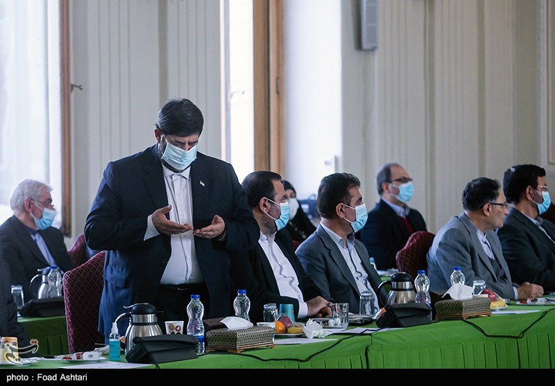 (تصاویر) نماز خواندن یکی از حاضران وسط جلسه با امیرعبداللهیان!