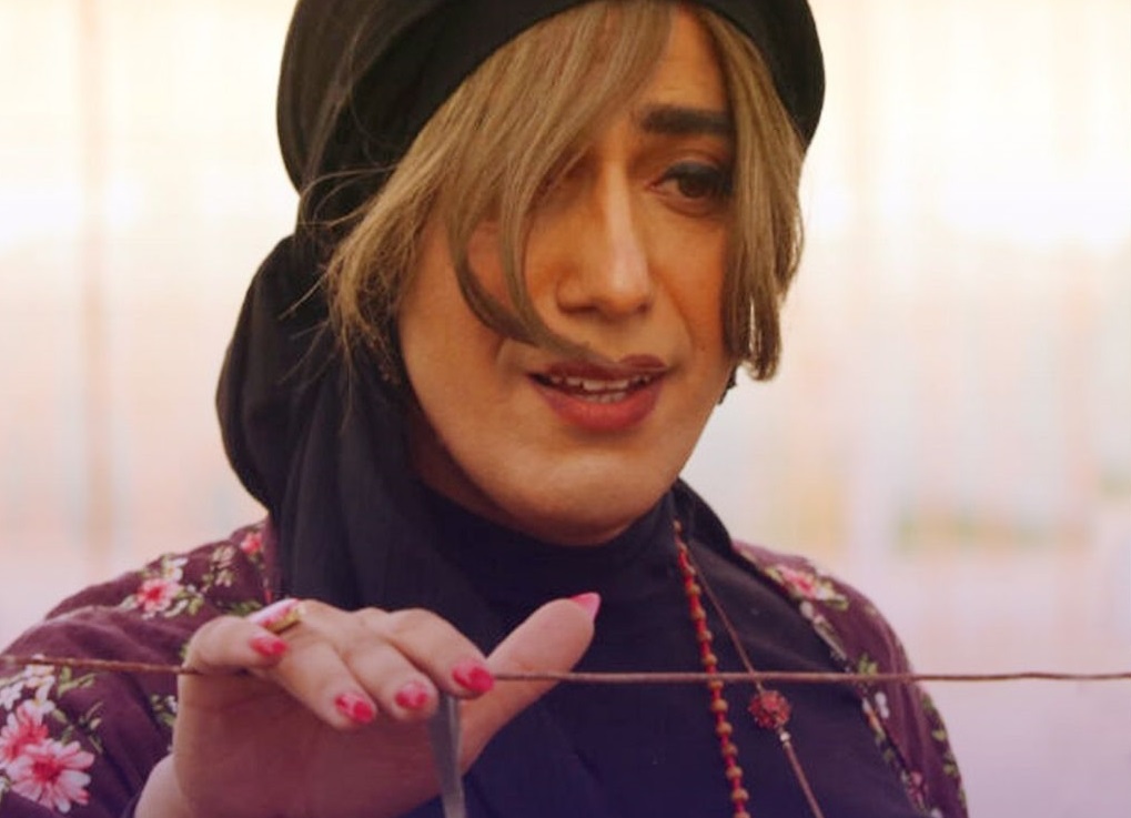 بازیگر مرد زخم کاری در نقش یک زن!