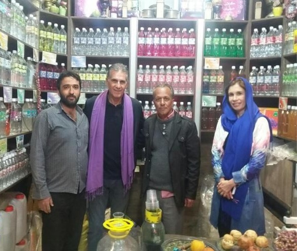 (عکس) کیروش و همسرش در گلابگیری کاشان (عکس) کیروش و همسرش در گلابگیری کاشان