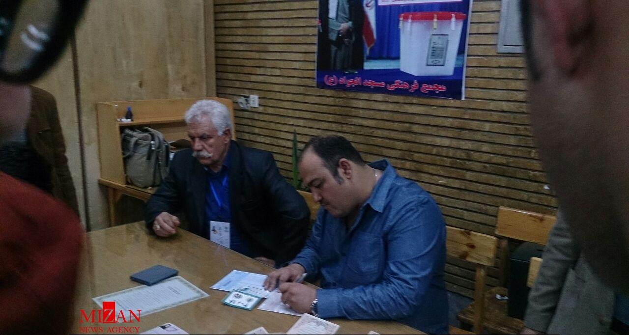 (تصویر) مهران غفوریان در حال نوشتن رای