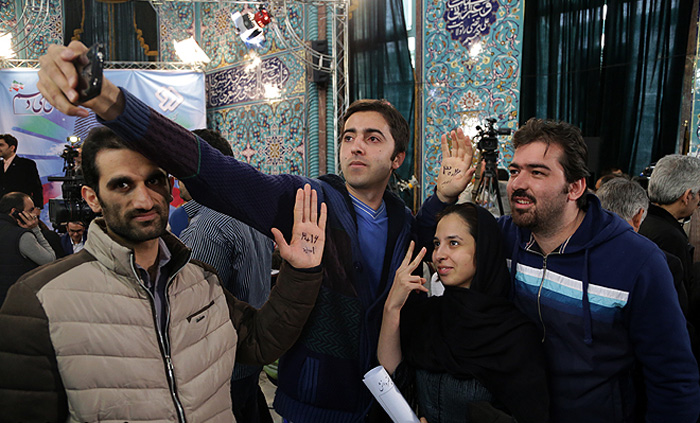 (تصاویر) بازار داغ سلفی در روز انتخابات (تصاویر) بازار داغ سلفی در روز انتخابات