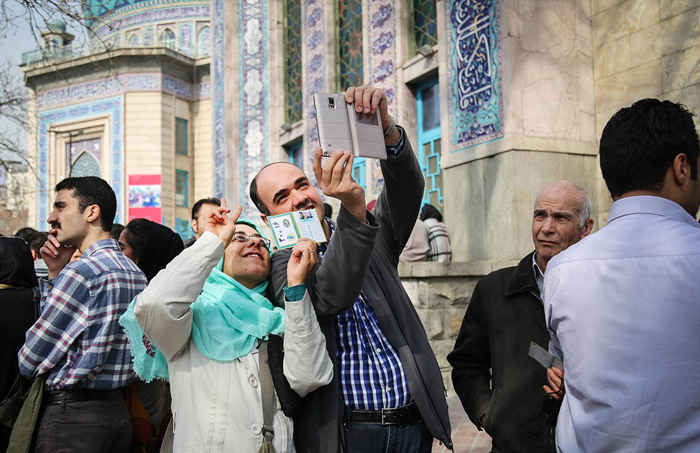 (تصاویر) بازار داغ سلفی در روز انتخابات (تصاویر) بازار داغ سلفی در روز انتخابات