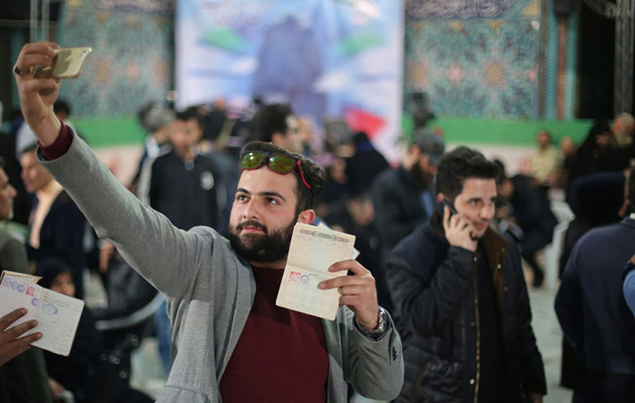 (تصاویر) بازار داغ سلفی در روز انتخابات (تصاویر) بازار داغ سلفی در روز انتخابات
