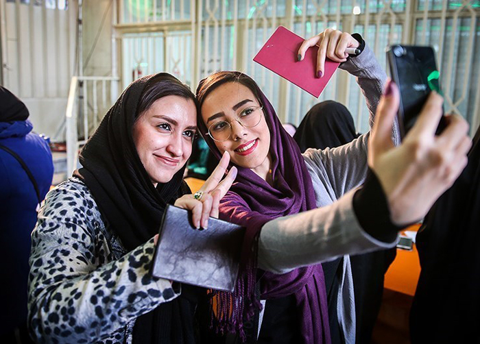 (تصاویر) بازار داغ سلفی در روز انتخابات (تصاویر) بازار داغ سلفی در روز انتخابات