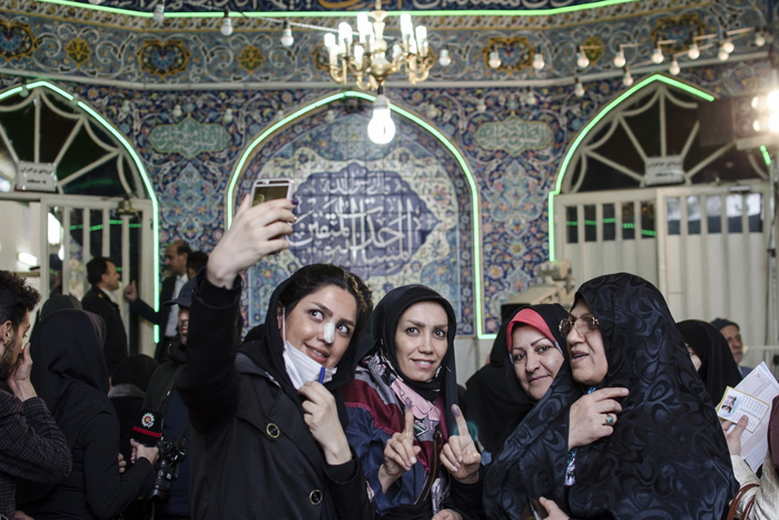 (تصاویر) بازار داغ سلفی در روز انتخابات (تصاویر) بازار داغ سلفی در روز انتخابات