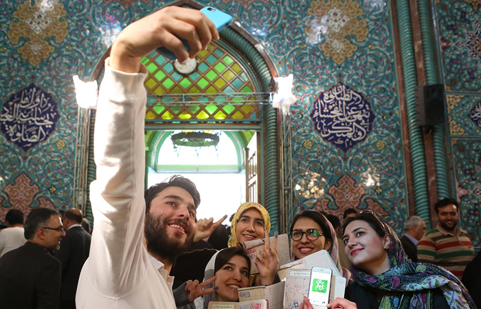 (تصاویر) بازار داغ سلفی در روز انتخابات (تصاویر) بازار داغ سلفی در روز انتخابات