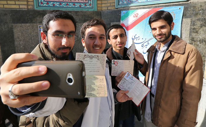 (تصاویر) بازار داغ سلفی در روز انتخابات (تصاویر) بازار داغ سلفی در روز انتخابات