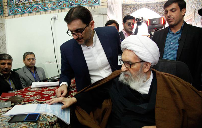 (تصاویر) واعظ طبسی در حال رای دادن (تصاویر) واعظ طبسی در حال رای دادن