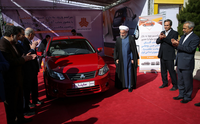 (تصاویر) روحانی پشت فرمان «ساینا» (تصاویر) روحانی پشت فرمان «ساینا»