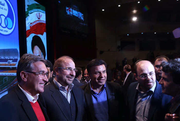 (تصاویر) اهدای پیراهن پرسپولیس و استقلال به قالیباف