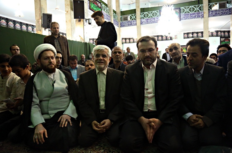 عارف در مسجد محله احمدی‌نژاد سخنرانی کرد