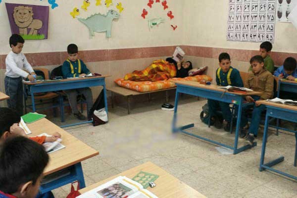 تصویر بحثبرانگیز تدریس یک معلم در بستر بیماری تصویر بحثبرانگیز تدریس یک معلم در بستر بیماری