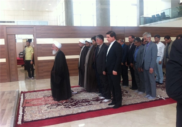 (تصویر) نماز آیتالله جوادی آملی در نمایشگاه کتاب (تصویر) نماز آیتالله جوادی آملی در نمایشگاه کتاب