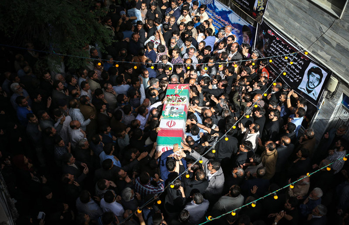 پیکر شهید اکبری، محافظ رهبر انقلاب تشییع شد پیکر شهید اکبری، محافظ رهبر انقلاب تشییع شد