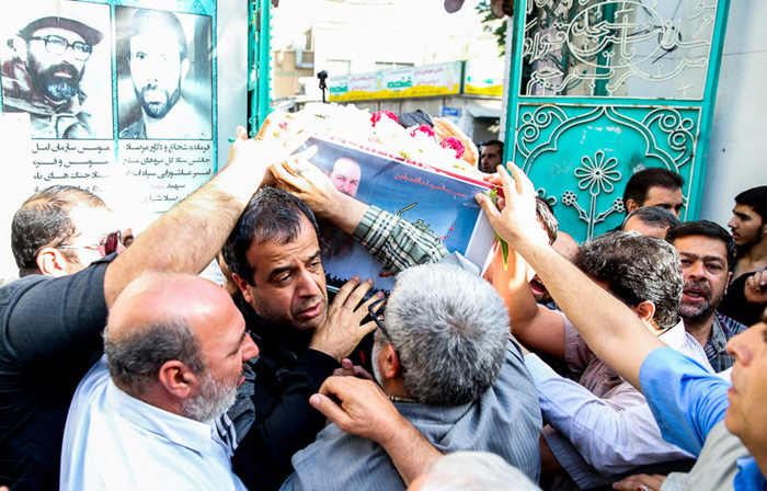 پیکر شهید اکبری، محافظ رهبر انقلاب تشییع شد پیکر شهید اکبری، محافظ رهبر انقلاب تشییع شد