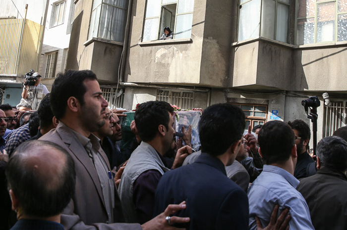 پیکر شهید اکبری، محافظ رهبر انقلاب تشییع شد پیکر شهید اکبری، محافظ رهبر انقلاب تشییع شد