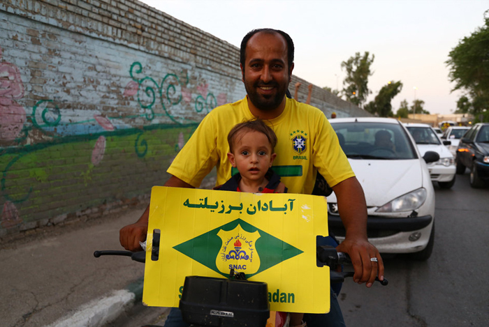 (تصاویر) جشن خیابانی آبادانیها با پرچم برزیل (تصاویر) جشن خیابانی آبادانیها با پرچم برزیل