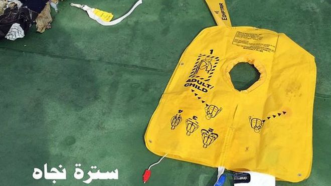 (تصاویر) قطعات پیدا شده از هواپیمای مصری