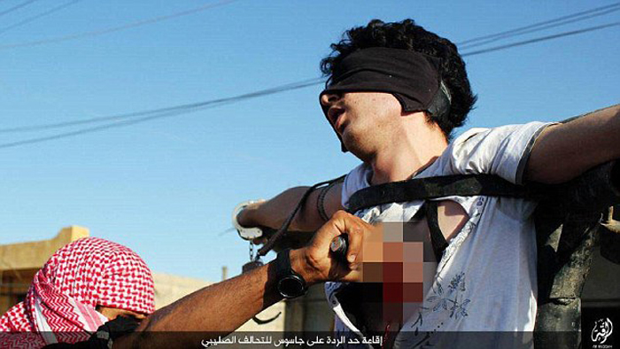 (تصاویر) داعش قلب جوانی را با چاقو درید (تصاویر) داعش قلب جوانی را با چاقو درید