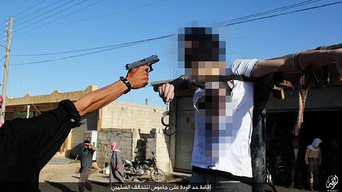 (تصاویر) داعش قلب جوانی را با چاقو درید (تصاویر) داعش قلب جوانی را با چاقو درید