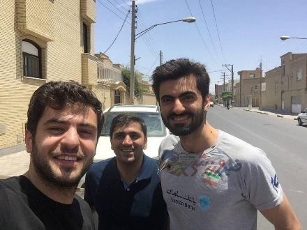 تصویری از سلفی آقای مجری با والیبالیست معروف تصویری از سلفی آقای مجری با والیبالیست معروف