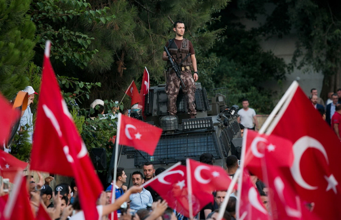 (تصا.یر) سخنرانی اردوغان مقابل خانه‌اش
