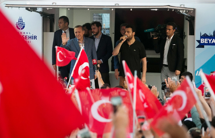 (تصا.یر) سخنرانی اردوغان مقابل خانه‌اش