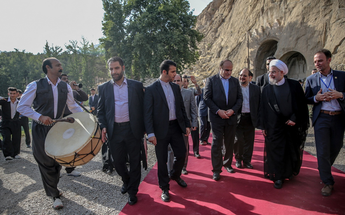 (تصاویر) روحانی در طاق بستان