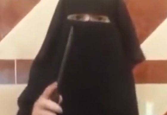 (تصاویر)سر بُریدن به شیوه دختربچه نقابدار داعشی (تصاویر)سر بُریدن به شیوه دختربچه نقابدار داعشی